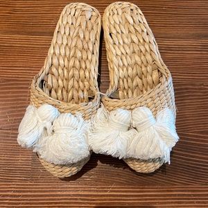 NWT-Women’s Straw/Tassel Slippers-Size 9